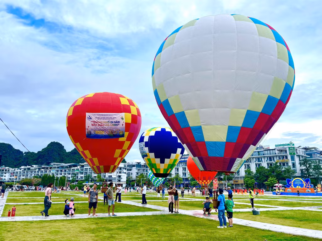 Du khách tham quan, trải nghiệm tại Lễ hội Khinh khí cầu “Thành phố Di sản - Sắc màu Hạ Long”. Ảnh: Minh Đức