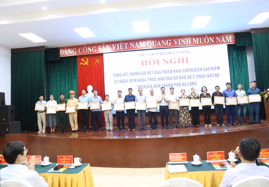 Lãnh đạo TP Hạ Long trao Giấy khen cho những cá nhân có thành tích xuất sắc đột xuất trong công tác phòng, chống, khắc phục hậu quả bão số 3 trên địa bàn thành phố.