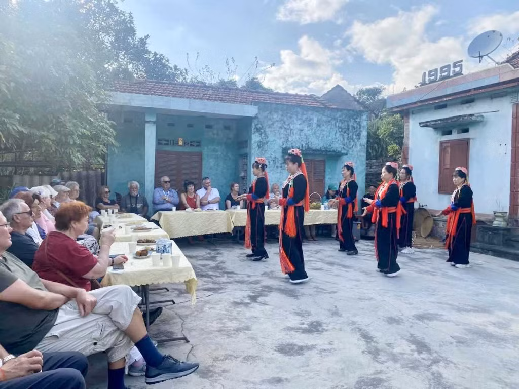 Biểu diễn tiết mục văn nghệ của người Dao Thanh Y phục vụ du khách nước ngoài tại xã Thượng Yên Công.