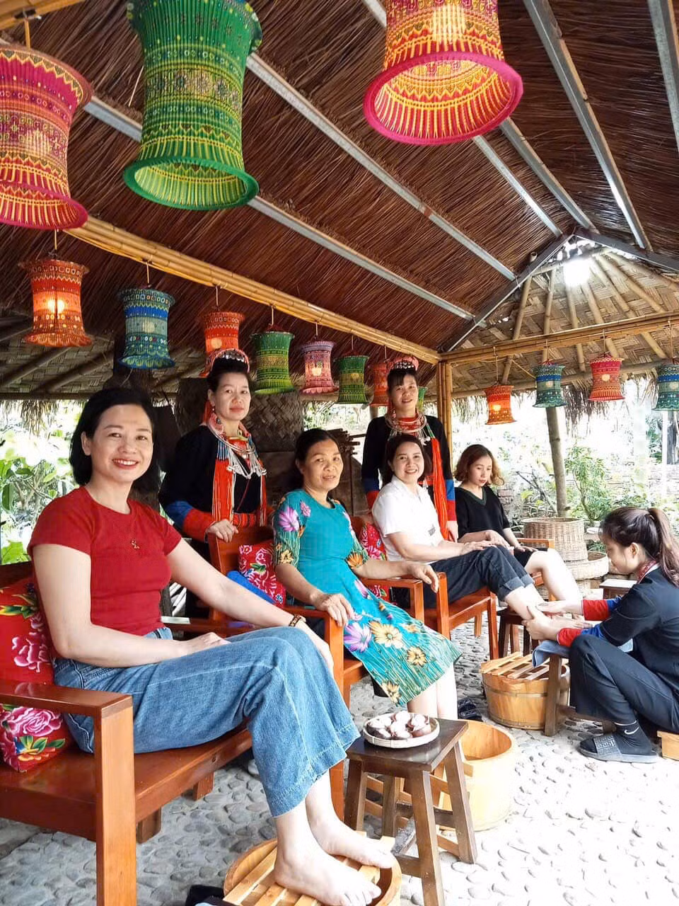 Du khách trải nghiệm dịch vụ ngâm chân thảo dược người Dao.