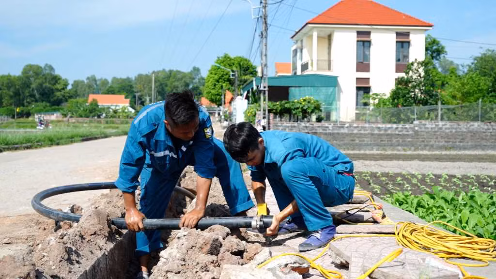 Xí nghiệp Nước Quảng Yên phát triển mạng lưới cấp nước tại phường Cộng Hòa. Ảnh: Minh Yến