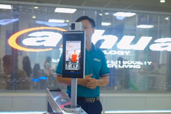 Các loại camera ngày càng có nhiều ứng dụng, như dùng để chấm công, kiểm soát ra vào, nhận biết biển số hay nhiệt độ, cảnh báo cháy. Ảnh: NM.