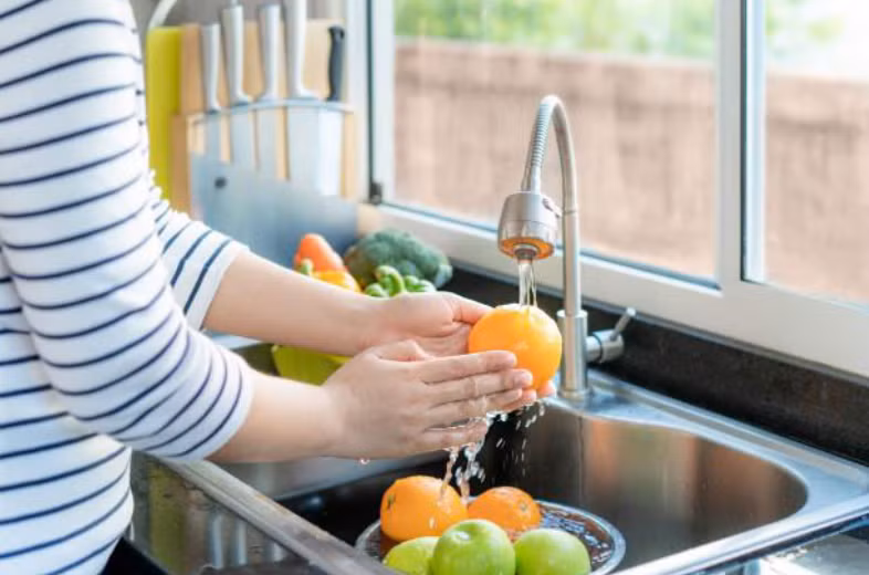 Cách loại bỏ thuốc trừ sâu trên trái cây và rau củ- Ảnh 1.