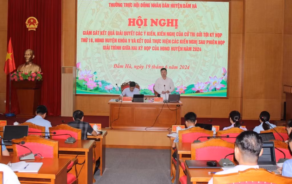 Hội nghị giám sát kết quả giải quyết kiến nghị của cử tri gửi tới Kỳ họp thứ 18 HĐND huyện khóa V và kết quả giải quyết các kiến nghị sau phiên họp giải trình giữa 2 kỳ họp của HĐND huyện Đầm Hà. (Ảnh cơ sở cung cấp)