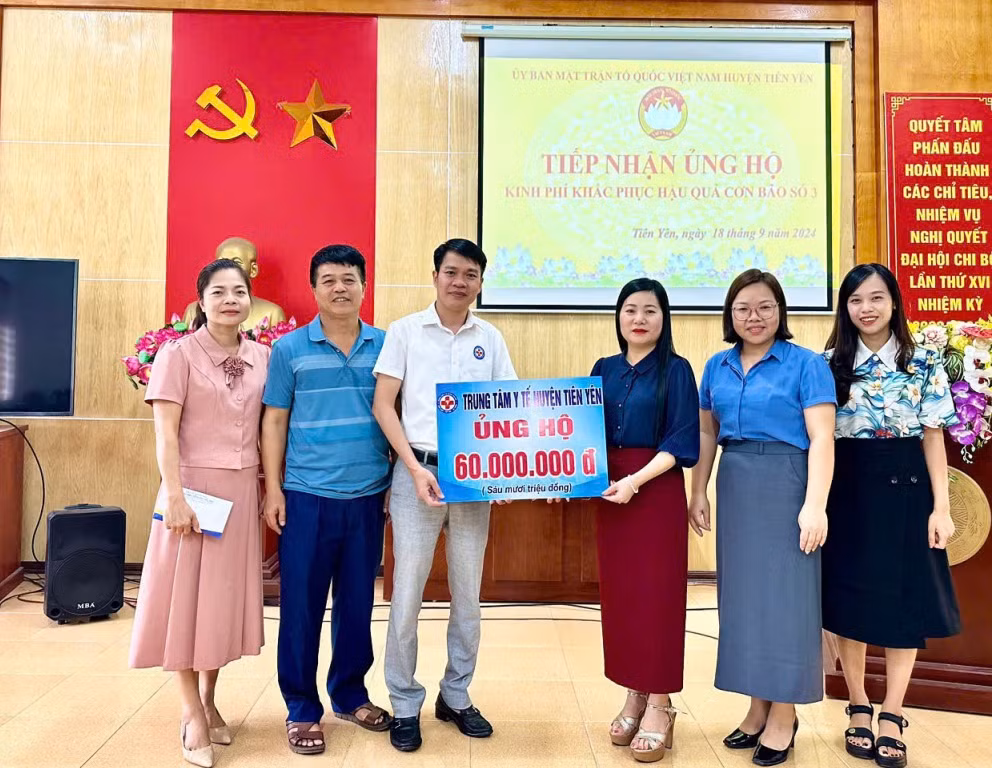 Ủy ban MTTQ huyện Tiên Yên tiếp nhận ủng hộ từ Trung tâm Y tế huyện.