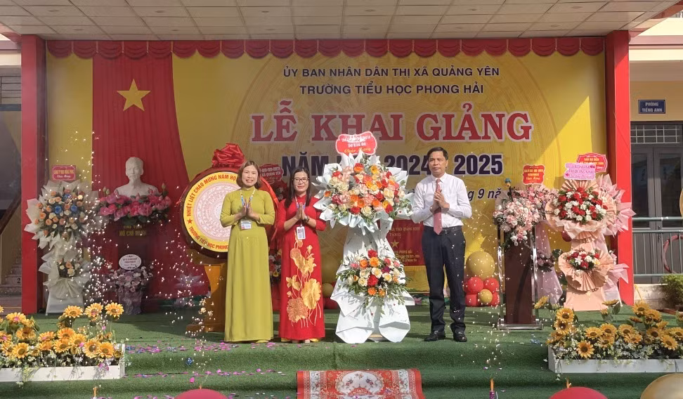 Đồng chí Vũ Văn Diện, Ủy viên BTV Tỉnh ủy, Phó Chủ tịch Thường trực UBND tỉnh tặng hoa chúc mừng thầy và trò Trường Tiểu học Phong Hải (TX Quảng Yên) nhân dịp khai giảng năm học mới.