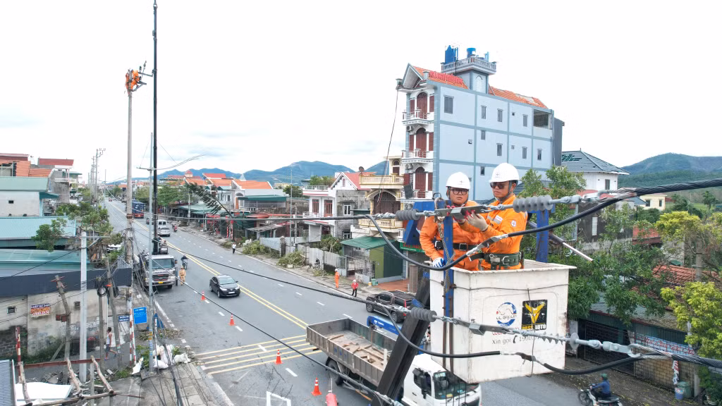 2024-09_Công nhân Điện lực Quảng Ninh khắc phục sự cố lưới điện sau cơn bão Yagi. Ảnh: Tuấn Hưng