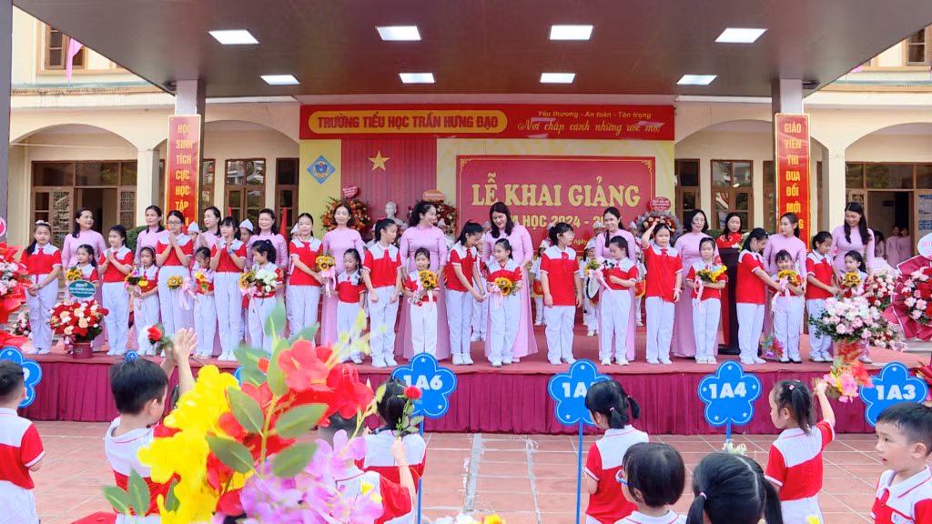 Học sinh khối 5 trường Tiểu học Trần Hưng Đạo tặng hoa chào đón các em học sinh đầu cấp.