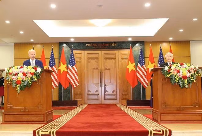 Chiều 10/9/2023, tại Trụ sở Trung ương Đảng, Tổng Bí thư Nguyễn Phú Trọng và Tổng thống Hoa Kỳ Joe Biden tiến hành họp báo chung sau khi kết thúc hội đàm. Hai bên đã ra Tuyên bố chung về việc nâng tầm quan hệ Việt Nam - Hoa Kỳ lên Đối tác Chiến lược Toàn diện vì Hòa bình, Hợp tác và Phát triển bền vững. (Ảnh: Trí Dũng/TTXVN)