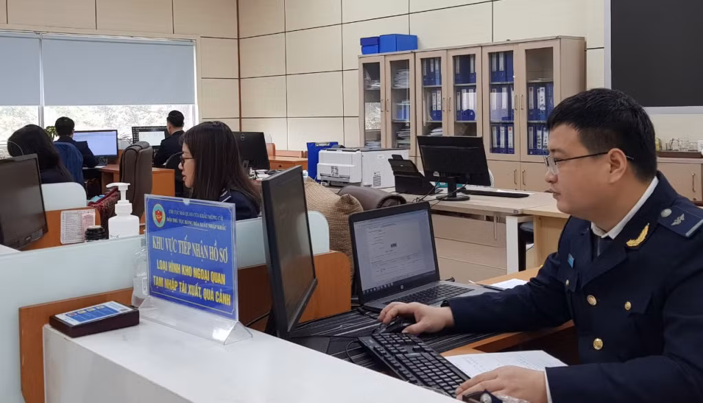 Hoạt động nghiệp vụ tại Chi cục Hải quan cửa khẩu Móng Cái.