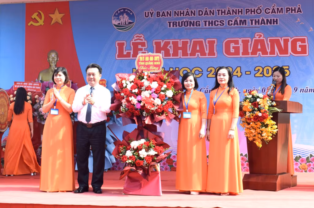 Đồng chí Nguyễn Đức Thành, Ủy viên BTV, Chủ nhiệm Ủy ban Kiểm tra Tỉnh ủy, tặng hoa chúc mừng nhà trường nhân dịp năm học mới.