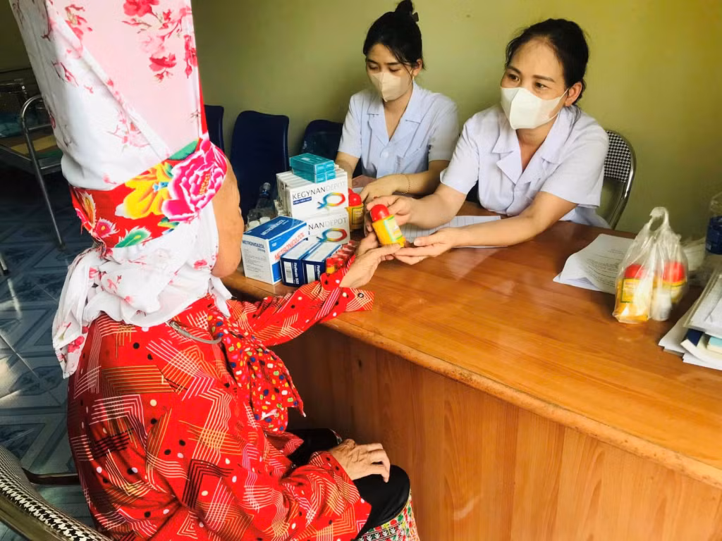 Khám chữa bệnh cho đồng bào tại huyện Tiên Yên.