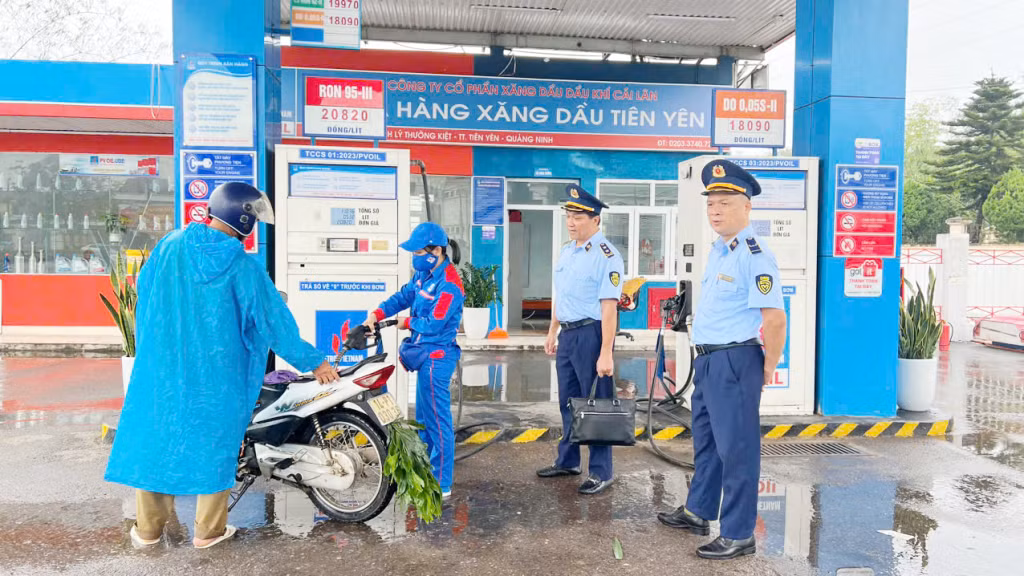 Đội QLTT số 8 giám sát việc bán xăng dầu tại một cửa hàng xăng dầu trên địa bàn huyện Tiên Yên.