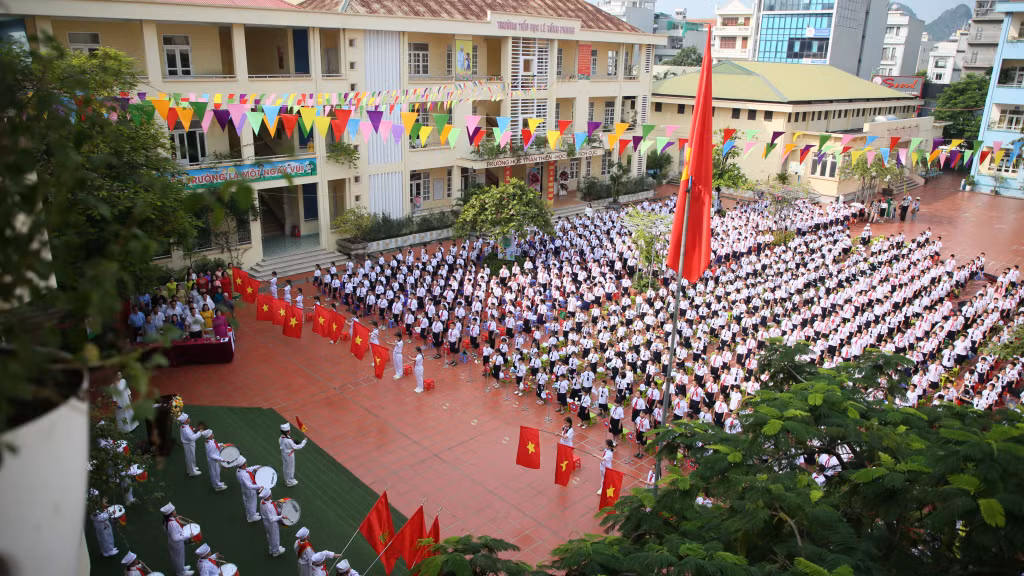 Các thầy cô giáo và các em học sinh cử hành nghi lễ chào cờ, khai giảng năm học mới 2024-2025.