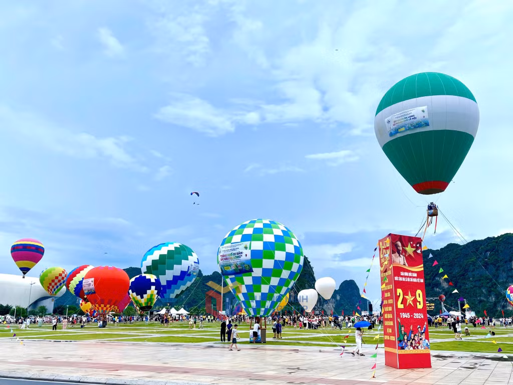 Khinh khí cầu rực rỡ trên bầu trời Hạ Long ảnh 17