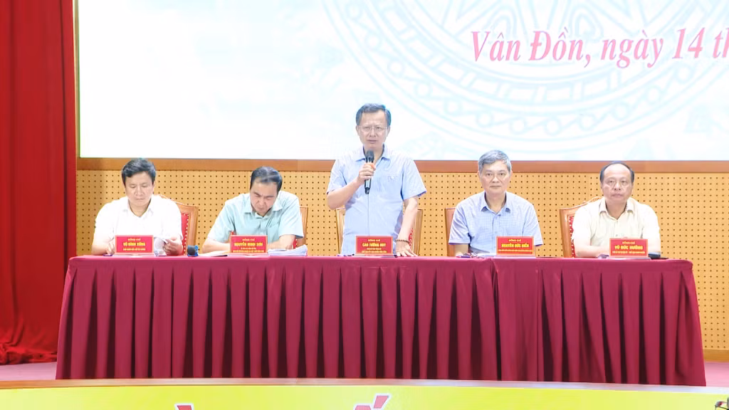 Ngày 14/9 vừa qua, đồng chí Chủ tịch UBND tỉnh Cao Tường Huy chủ trì Hội nghị gặp mặt, động viên, lắng nghe ý kiến, kiến nghị của các cơ sở, hộ gia đình nuôi trồng thủy sản, trồng rừng bị ảnh hưởng bởi cơn bão số 3 trên địa bàn huyện Vân Đồn
