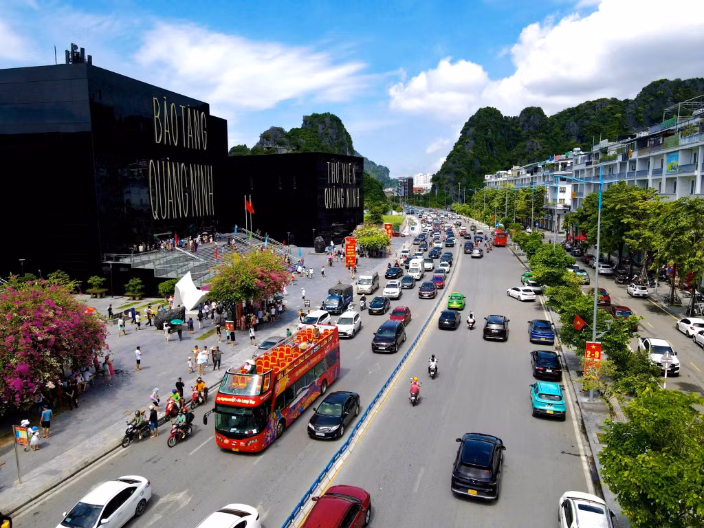 Quảng Ninh đón 384.000 lượt khách trong 3 ngày nghỉ lễ.