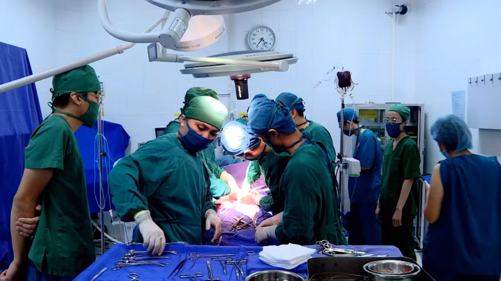Mổ cấp cứu tại Trung tâm Y tế huyện Vân Đồn (ca mổ có sự tham gia của bác sỹ Bùi Trọng Việt).