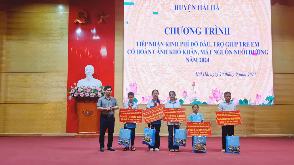 Các mạnh thường quân trao kinh phí đỡ đầu và quà tặng cho trẻ em có hoàn cảnh khó khăn, mất nguồn nuôi dưỡng.
