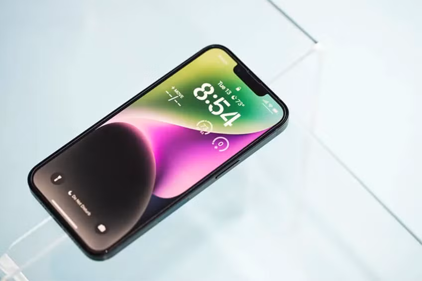 iPhone SE 4 có thể trông rất giống iPhone 14. Ảnh: The Verge