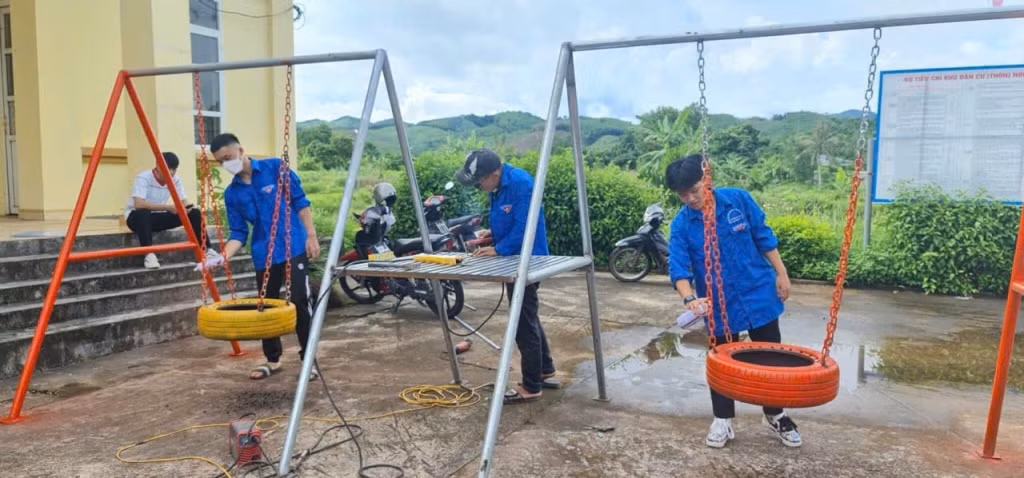 Đoàn Thanh niên xã Yên Than xây dựng sân chơi cho thiếu nhi.