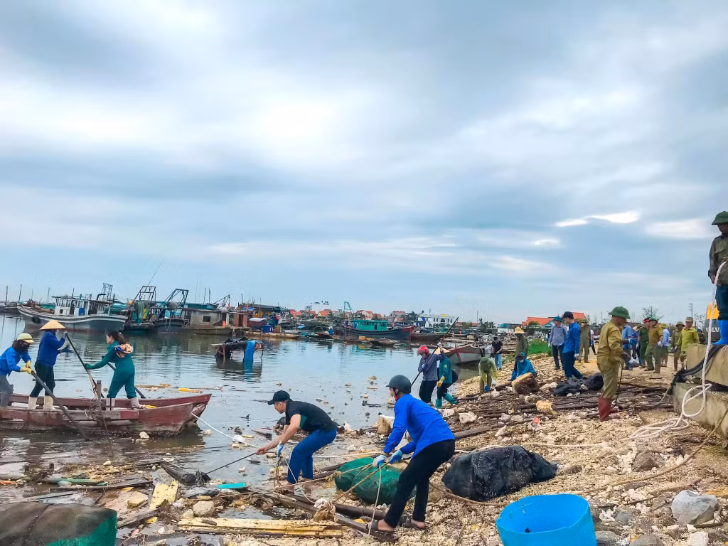 Các hộ dân và chính quyền xã Tân An (TX Quảng Yên) thu dọn vệ sinh môi trường biển, sớm khôi phục hoạt động đánh bắt, nuôi trồng thủy sản.