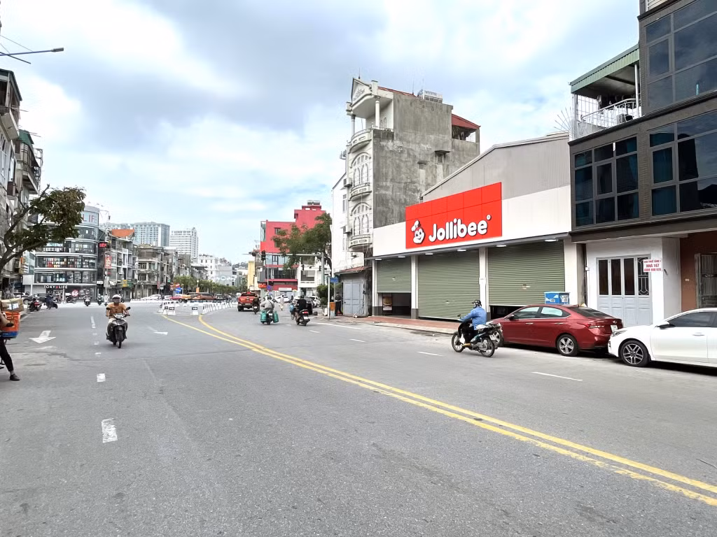 Nhiều tuyến đường đã được dọn dẹp sạch sẽ, đảm bảo an toàn giao thông.