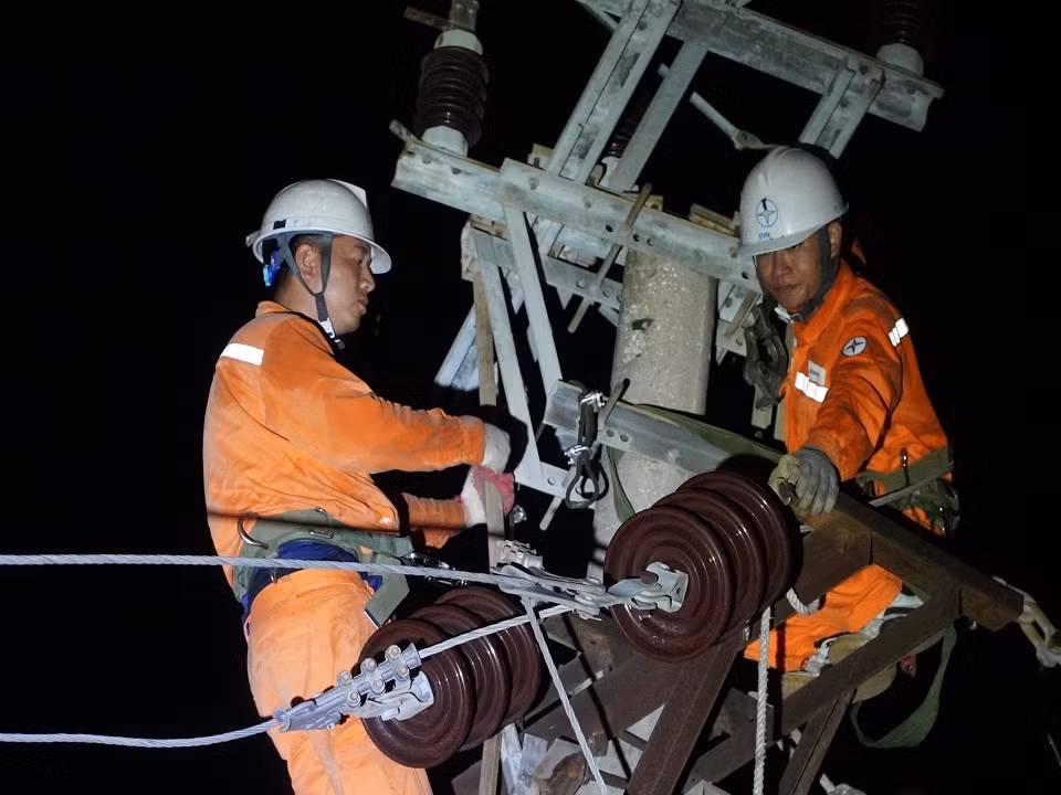 Công nhân ngành Điện làm việc xuyên đêm nhanh chóng khắc phục lưới điện tỉnh Quảng Ninh.