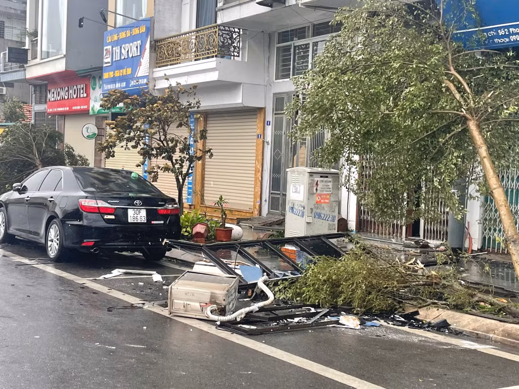 Cây xanh, tủ điện, cửa kính bị bão cuốn đổ vỡ nằm la liệt trên đường phố Hạ Long. Ảnh: Minh Đức