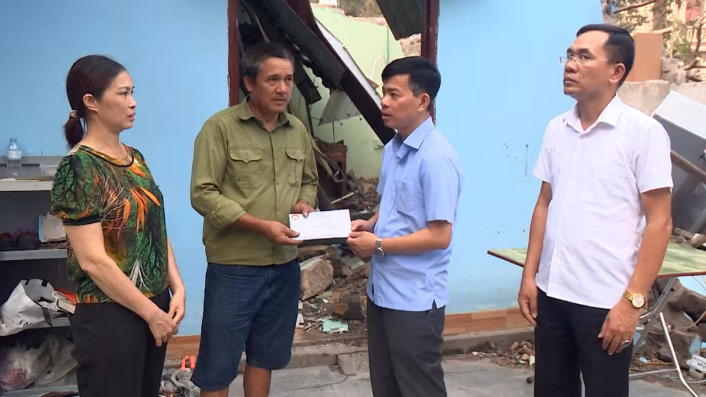 Đoàn công tác của thành phố đến thăm, trao tiền hỗ trợ cho các hộ có nhà bị sập hoàn toàn tại phường Hồng Hà.