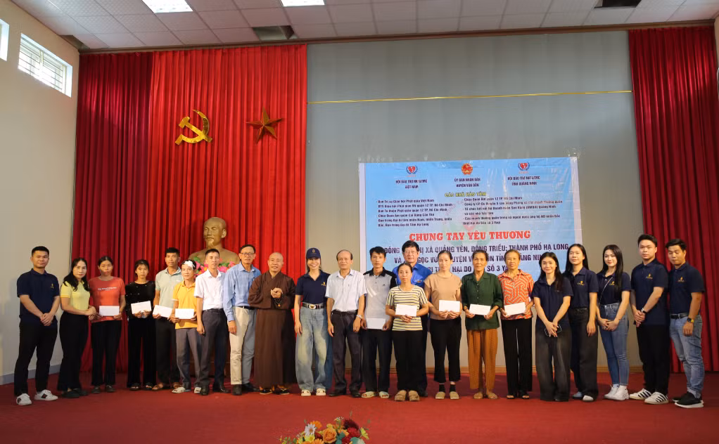 Các nhà hảo tâm trao quà cho các hộ dân bị ảnh hưởng do bão số 3 tại xã Ngọc Vừng, huyện Vân Đồn.