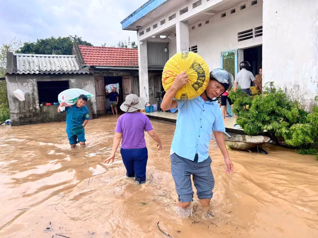 Cán bộ HND huyện Đầm Hà hỗ trợ nông dân di dời tài sản do mưa lớn sau hoàn lưu bão số 3 gây lụt.