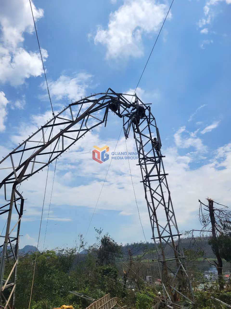 Công nhân ngành Điện xử lý sự cố tại các cột 110kV của trạm biến áp 110kV Hà Tu bị gãy, đổ.