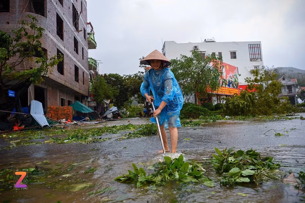 Người dân tại Vân Đồn, Quảng Ninh dọn dẹp nhà cửa, đường phố hôm 8/9, sau khi bão Yagi đi qua. Ảnh: Việt Linh.