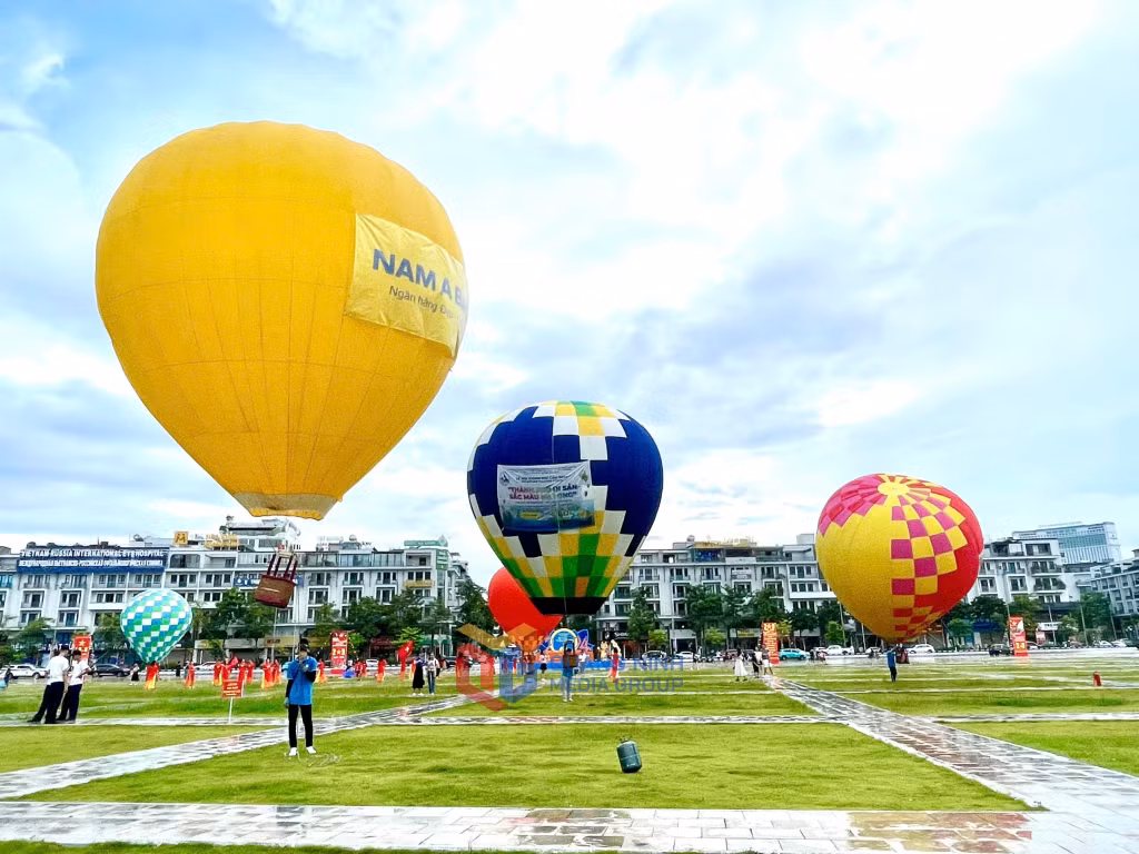 Hàng chục chiếc khinh khí cầu đủ mọi kích cỡ, màu sắc...