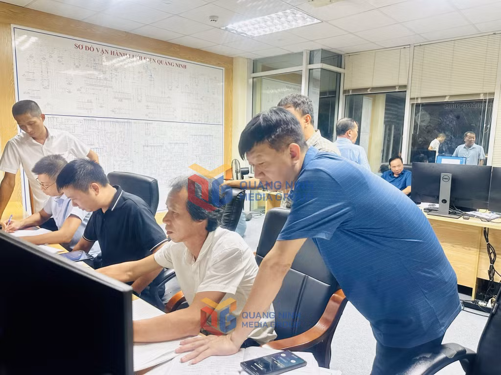Lãnh đạo Công ty và cán bộ Trung tâm Điều khiển từ xa (Công ty Điện lực Quảng Ninh) luôn trắng đêm để theo dõi việc cấp điện của các đường dây, trạm biến áp.