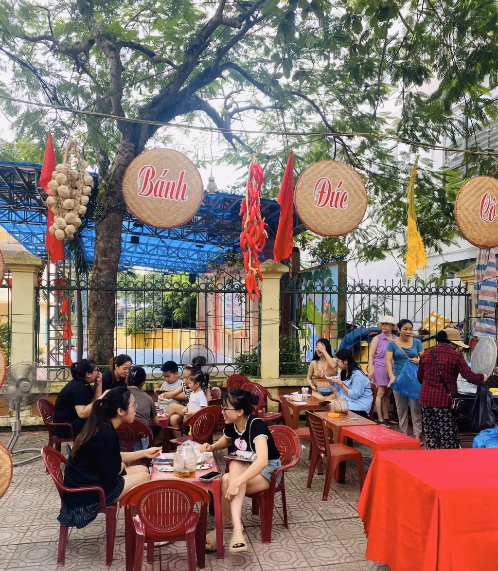 Một số người dân và du khách thưởng thức món ngon ngay tại các quầy hàng...
