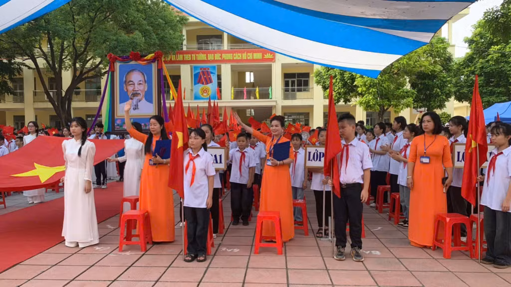 Cô và trò Trường THCS Cẩm Thành hân hoan chào đón năm học mới.
