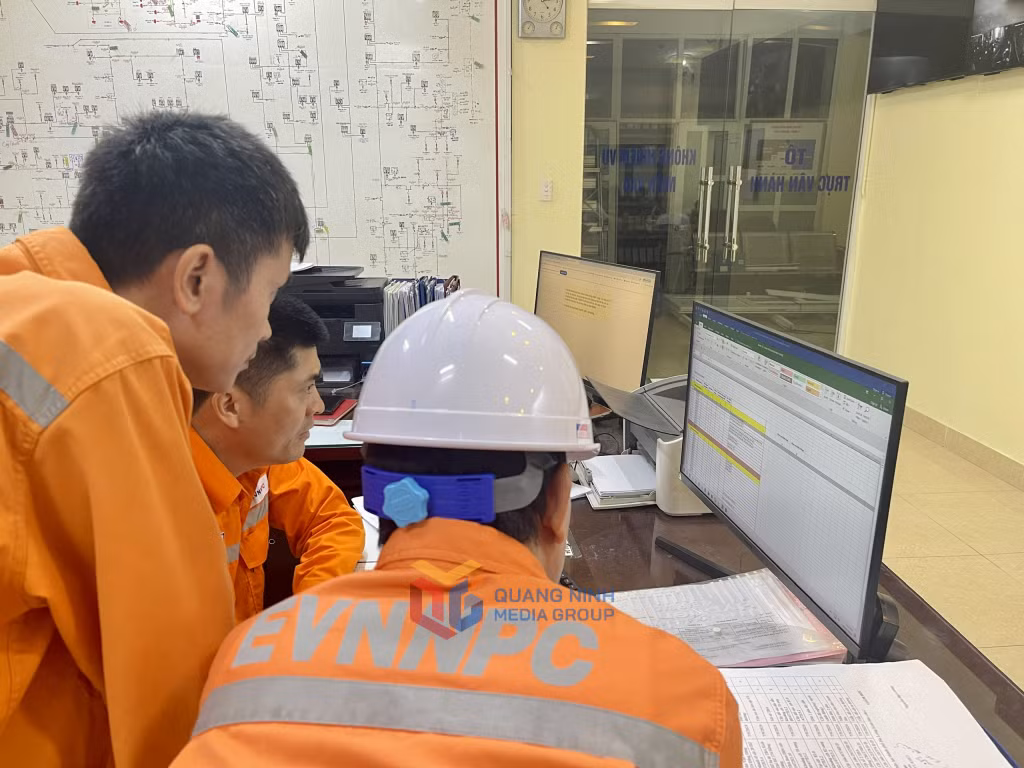 Lãnh đạo Điện lực TP Hạ Long trực vận hành, chỉ đạo việc cấp điện trở lại cho các khách hàng trên địa bàn thành phố.