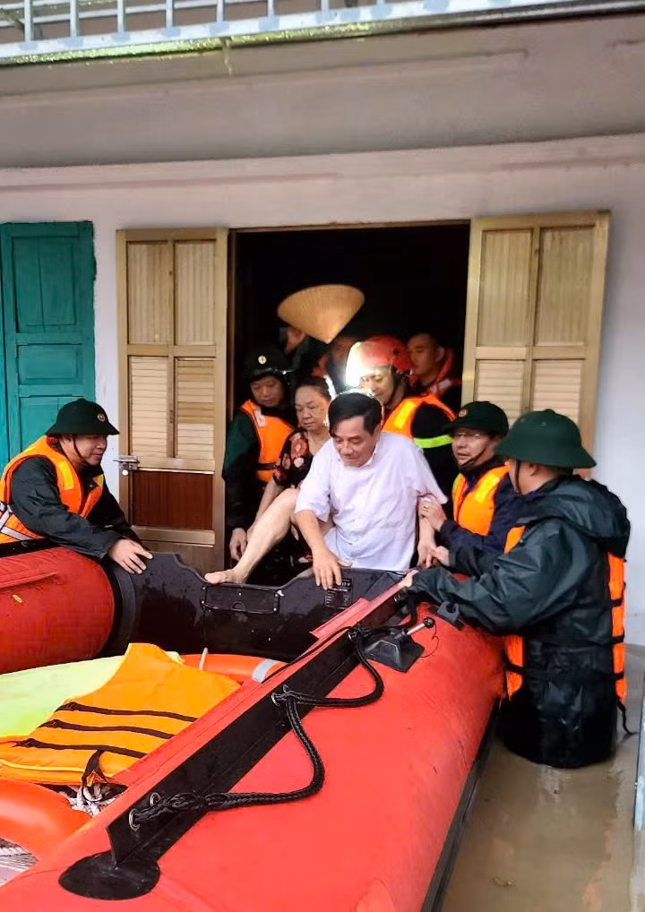 TP Uông Bí: Hỗ trợ di dời, cung cấp suất ăn cho 160 hộ dân bị ngập lụt ảnh 4 TP Uông Bí: Hỗ trợ di dời, cung cấp suất ăn cho 160 hộ dân bị ngập lụt ảnh 4