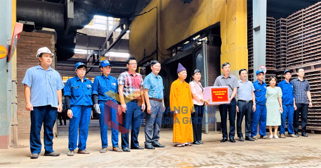 Đoàn công tác của Đoàn ĐBQH tỉnh thăm tặng quà, động viên tập thể cán bộ, công nhân viên, người lao động Công ty Cổ phần Viglecara Hạ Long.