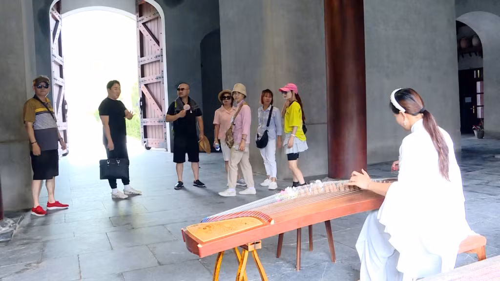 Du khách Hàn Quốc thưởng thức trải nghiệm âm nhạc dân tộc tại Yên Tử.