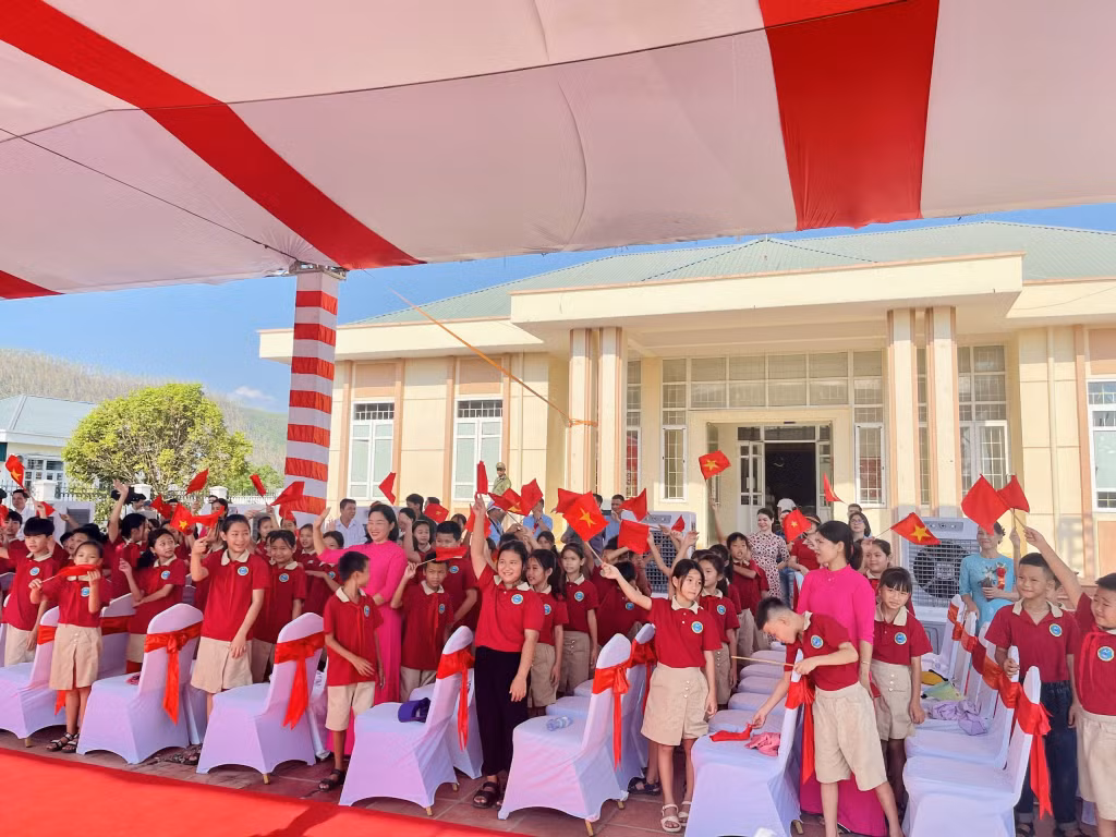 Niềm vui của các em học sinh Trường Tiểu học Sơn Dương (xã Sơn Dương) trong buổi lễ khởi công.