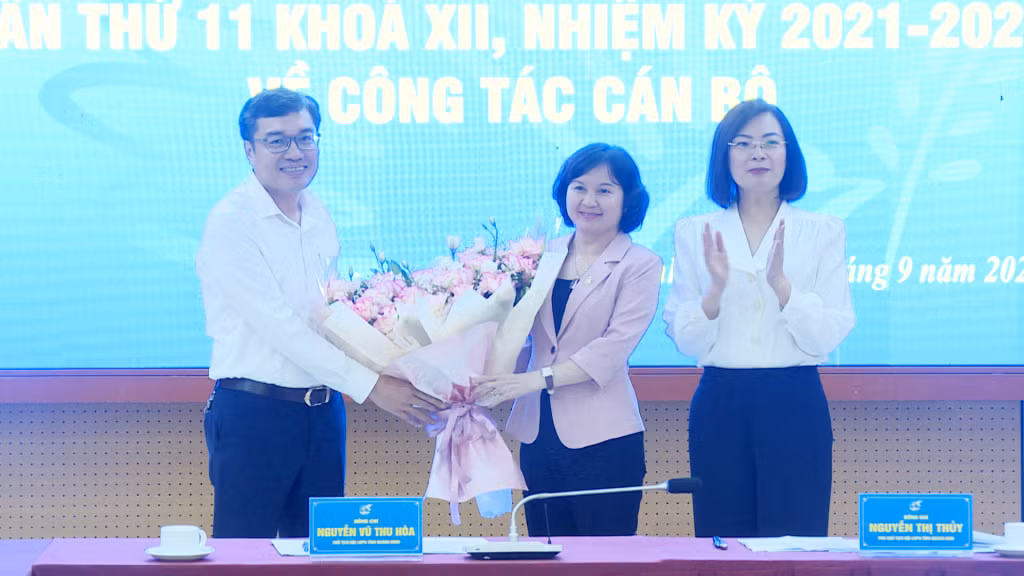 Lãnh đạo Ban Tổ chức Tỉnh ủy tặng hoa chúc mừng đồng chí Nguyễn Thị Bính Thìn.