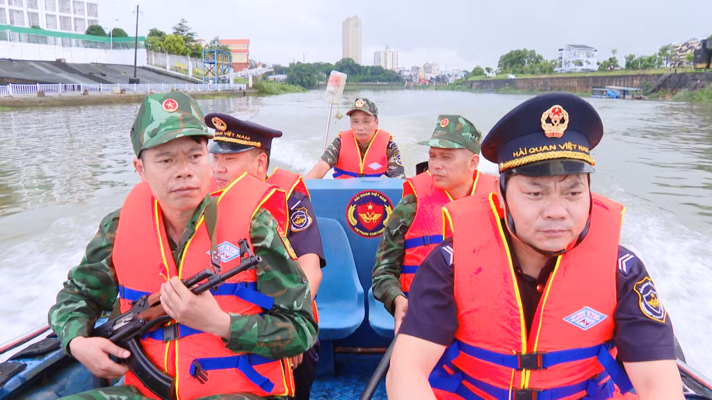 Đội kiểm soát Liên hợp số 1 tuần tra, kiểm soát trên sông Ka Long, TP Móng Cái. Ảnh: Hữu Việt