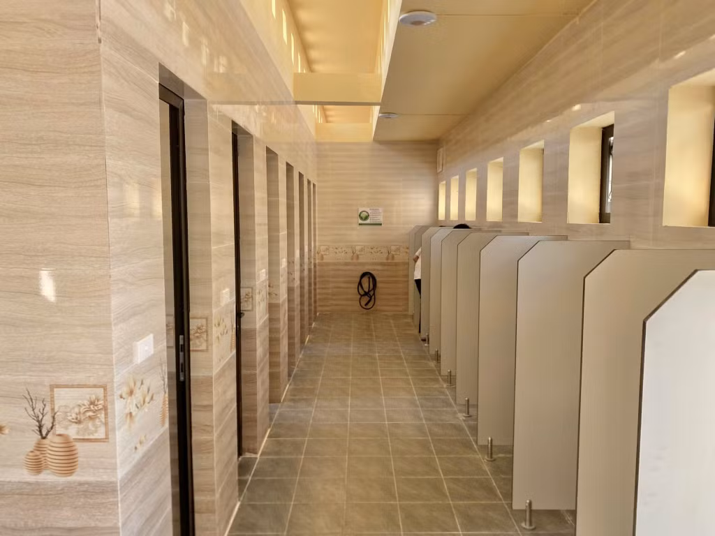 Khu nhà vệ sinh dành cho học sinh mới được cải tạo sửa chữa của trường THPT Hoàng Văn Thụ (TP Uông Bí).