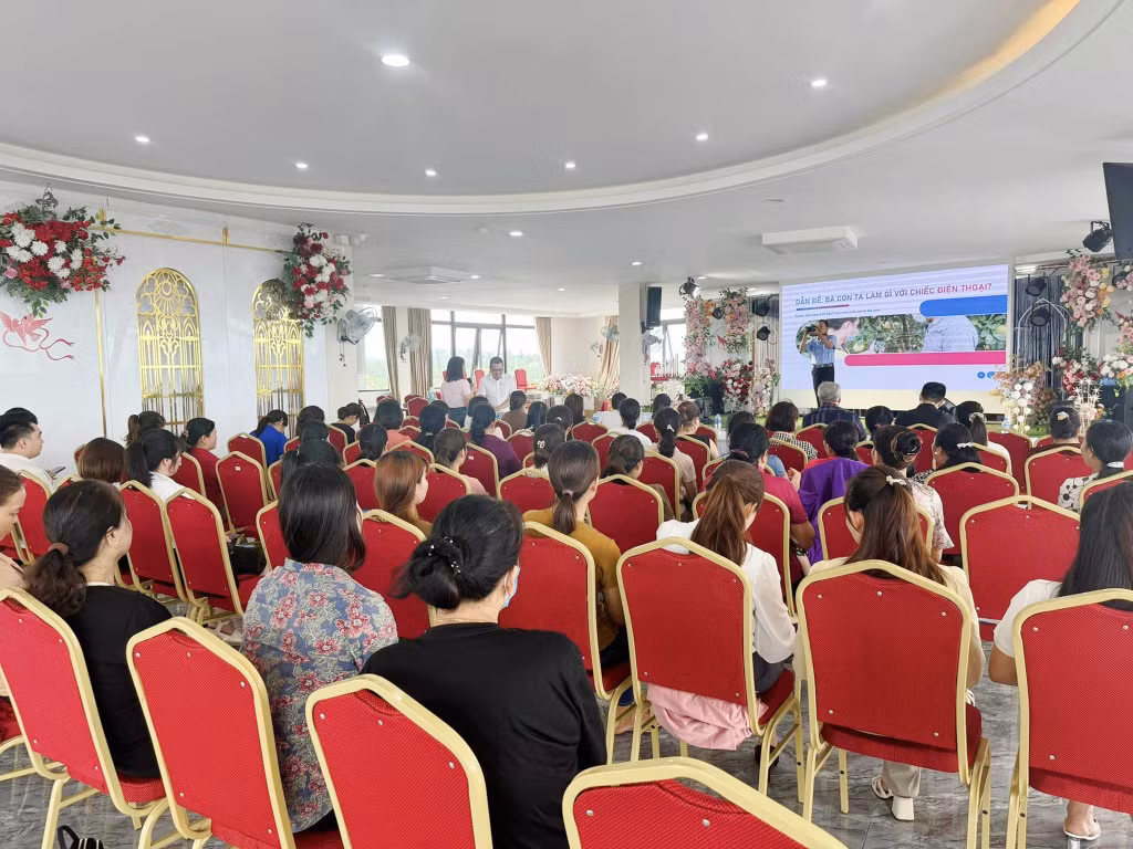 Liên hiệp các Hội Khoa học và Kỹ thuật tỉnh phối hợp với Hội LHPN huyện Đầm Hà tổ chức tập huấn “Kỹ năng kinh doanh hiệu quả trên các nền tảng số” cho cán bộ, hội viên phụ nữ tại huyện Đầm Hà, tháng 5/2024.