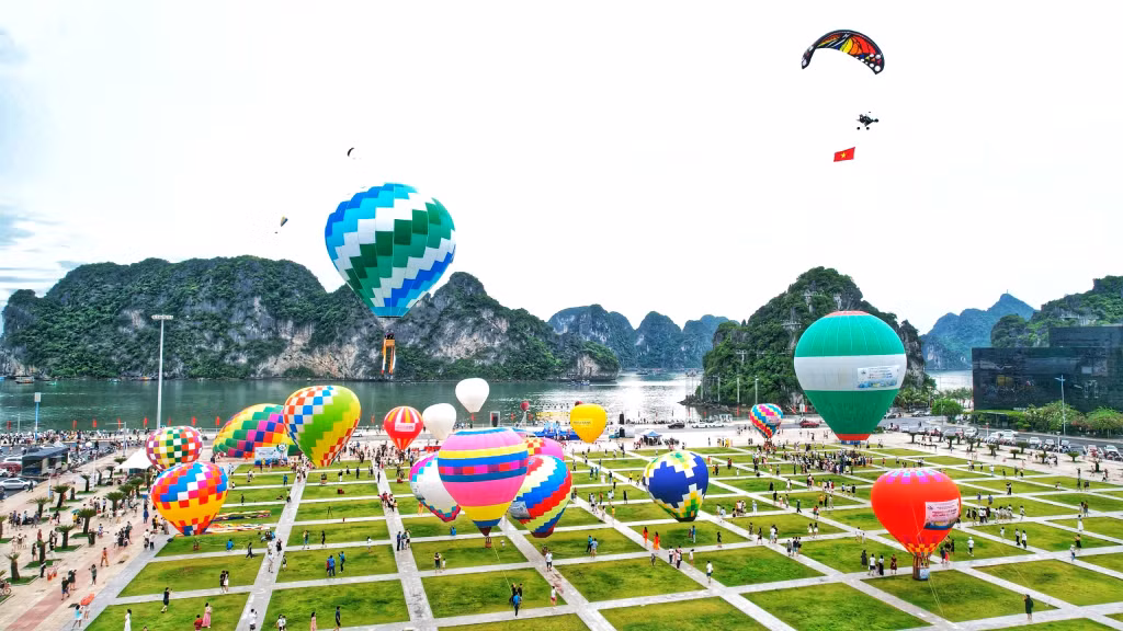 Khinh khí cầu rực rỡ trên bầu trời Hạ Long ảnh 20