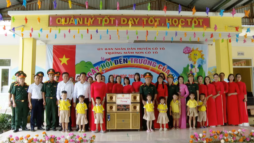 Nhân dịp này, Đại tá Khúc Thành Dư đã đến thăm và tặng 1 chiếc loa kéo công suất lớn phục vụ cho nhu cầu giảng dạy, học tập và vui chơi của các em học sinh cho trường Mầm non Cô Tô nhân lễ Khai giảng năm học mới.