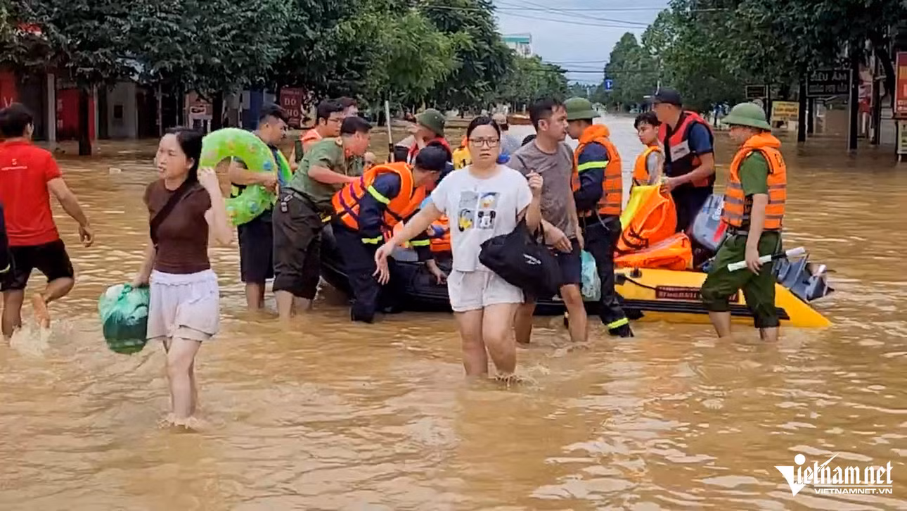 Lực lượng chức năng ở Thái Nguyên hỗ trợ nhân dân vùng ngập lụt. Ảnh: Bảo Khánh